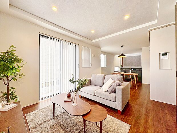 LDK広々23帖。床暖房を完備した快適な空間です。