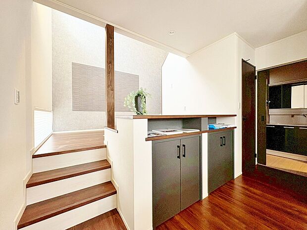 スキップフロアを採用した階段。あると嬉しい収納もポイントです。