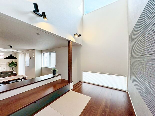 一部分をタタミにすることで、腰かけた際にも優しい仕様。