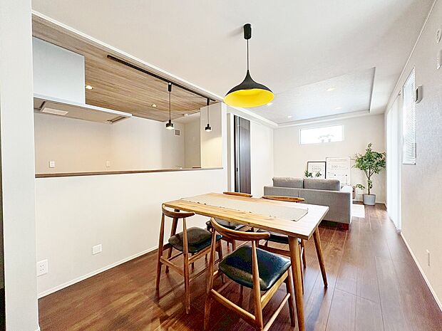 ここにはみんなが集い、食事と楽しい会話が始まる。