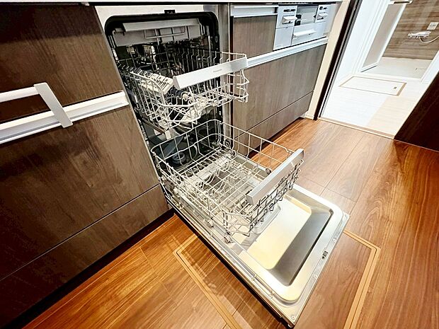 ゲストを呼んでホームパーティーをしても、大容量の食洗機があれば食後もラクラク。