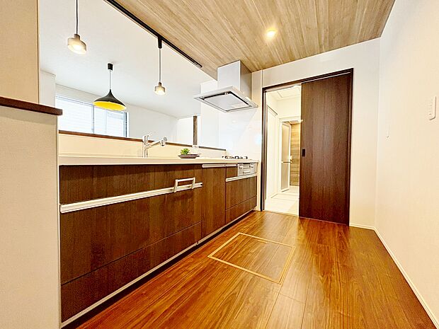 シックな色合いの木目が引き立つキッチンです。