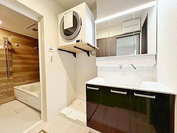 キッチンとリビングから行き来できる洗面室。幹太くん完備です。