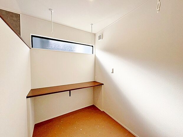 乾燥機が使用できない衣類もドライルームで干せます。