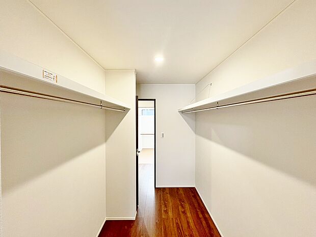 ウォークスルークローゼットは家族の衣類もまとめて収納できます。洗濯後の動線も考慮。