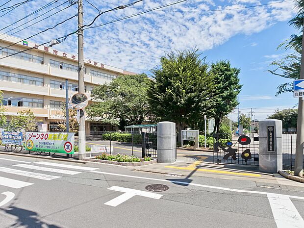 中央小学校まで約1630m