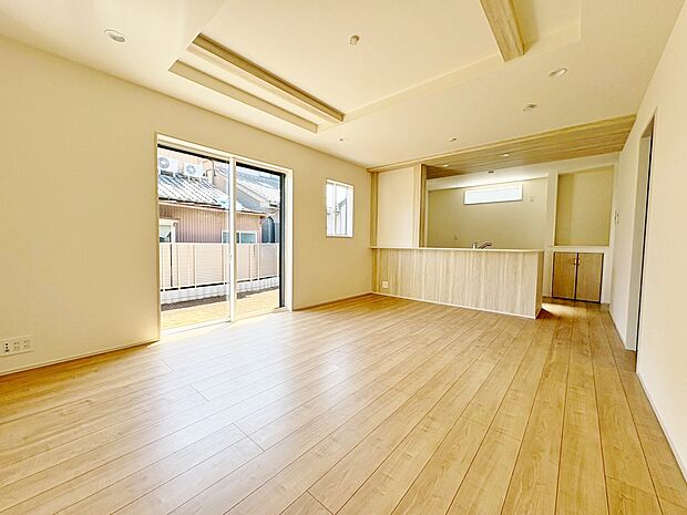 室内には豊かな陽光が注ぎ込み、爽やかな住空間を演出。