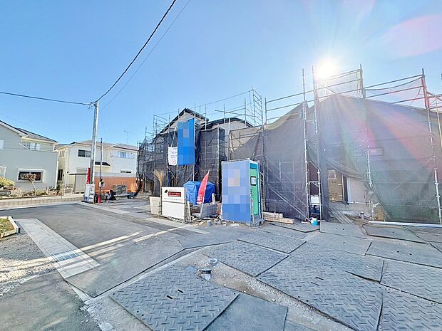 間口の広いカースペースには並列で4台駐車可能です。(令和8年1月 撮影)