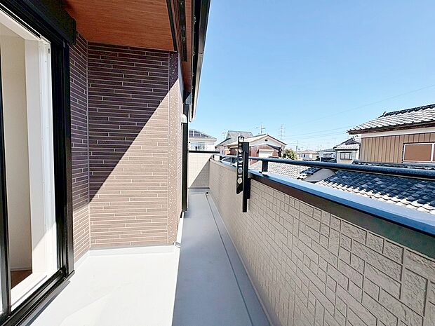 たくさんの日差しと風を受け洗濯物もすぐに乾きそうですね。