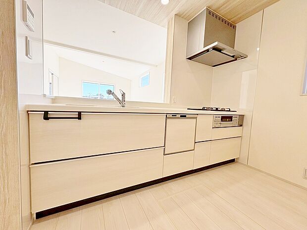 食洗機付きのシステムキッチンは作業スペースも広く快適にお使いいただけます。