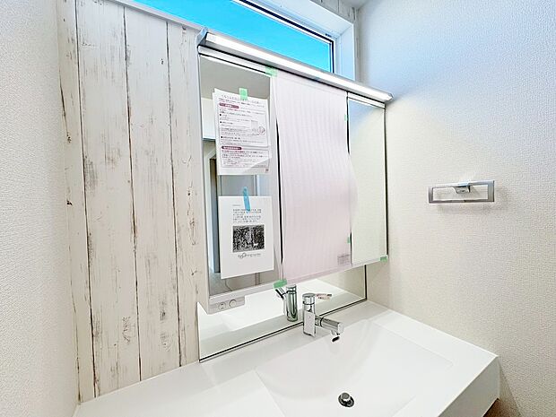 お手入れしやすい清潔感のある洗面台で気持ちよく身支度できます。