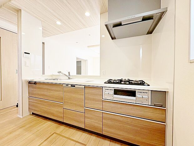 家族とのコミュニケーションを楽しめる対面キッチン。