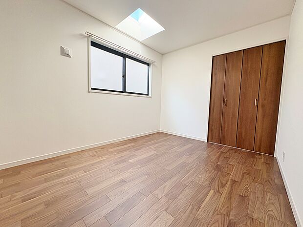 自然光を取り入れる『トップライト』を採用し、日中は明るさを確保します。