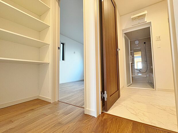 洗面所はキッチンのそばに配置し、スムーズな家事動線に。