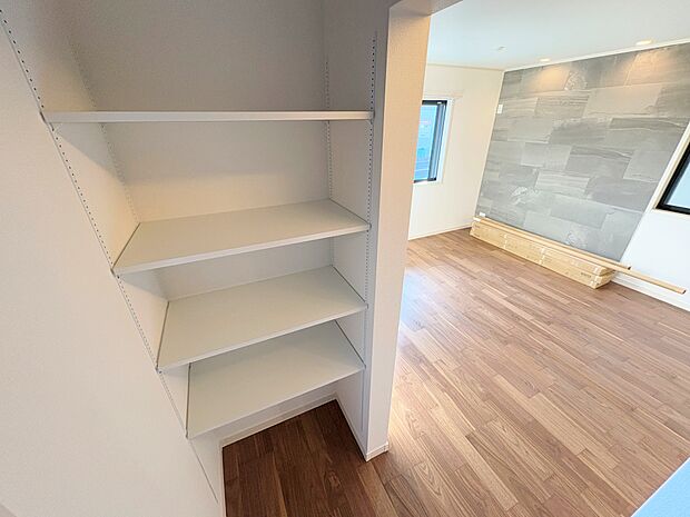 可動棚付きで便利に使えます。