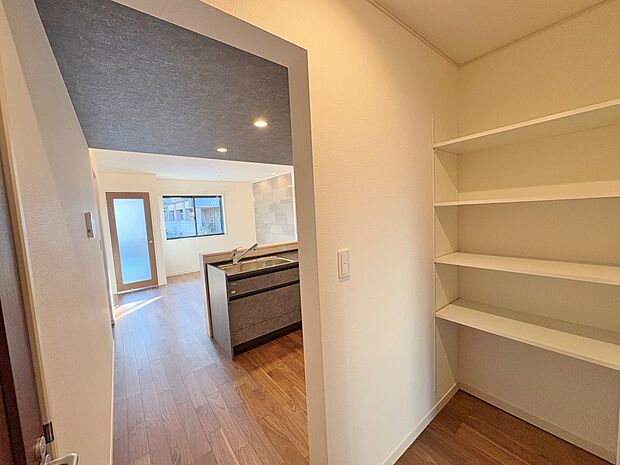 機能的な収納を配置して、片付いた空間を維持できそう。