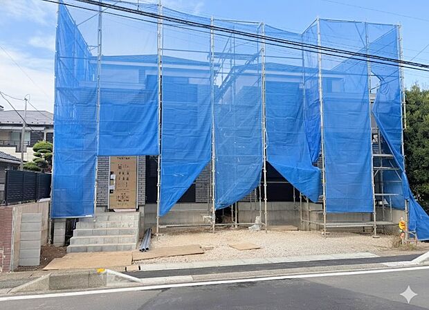 ゆったりとした16帖のLDKは対面式キッチンを採用しています。(令和7年11月 撮影)