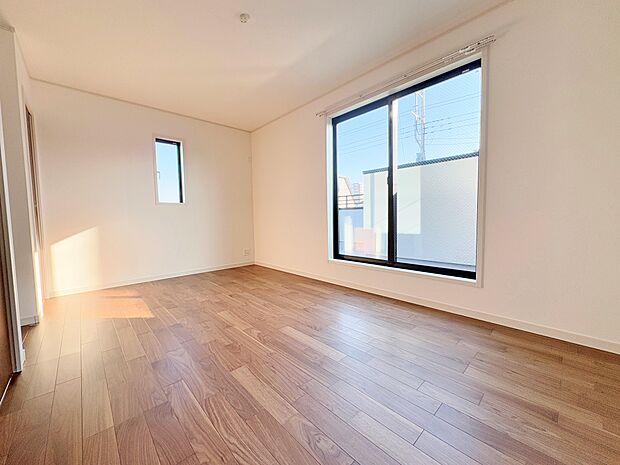 主寝室広々8帖。ダブルクローゼット付きで空間を有効に使えます。