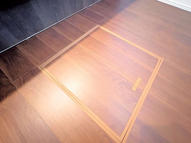 食材やペットボトルなどたっぷり保管できる床下収納。