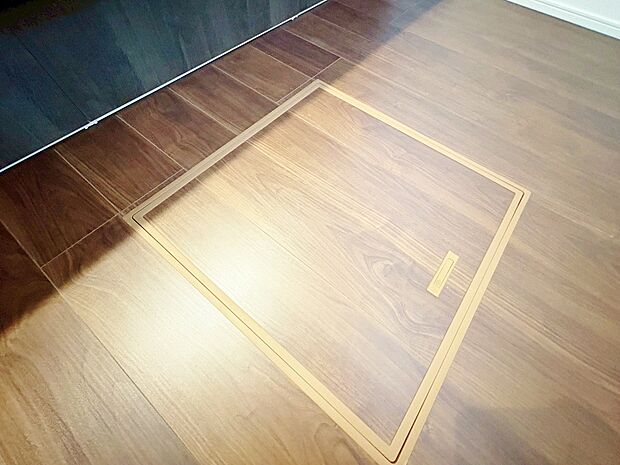 食材やペットボトルなどたっぷり保管できる床下収納。