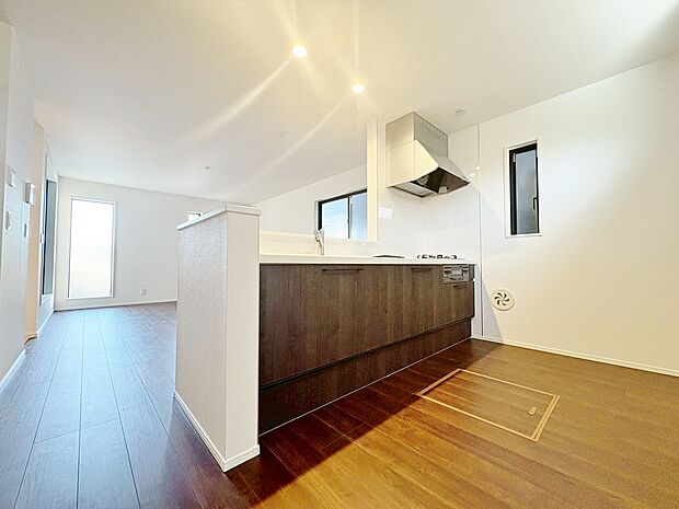 対面式キッチンはお料理しながら家中が見渡せ、家族の会話も弾みます。