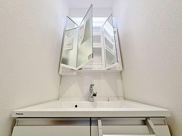 ミラー裏側にはたっぷりと入る収納で、脱衣所周りがすっきりします。