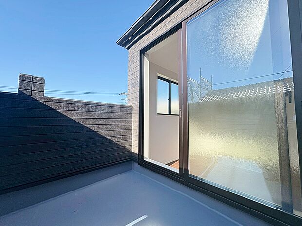 バルコニーからの明るい陽光がお部屋に差し込みます。