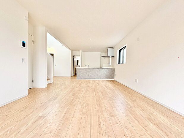 玄関ホールの先は帰宅した家族を笑顔で迎えるリビング。