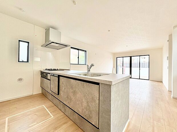 食洗機付きのシステムキッチンは使いやすくお手入れもラクラク。