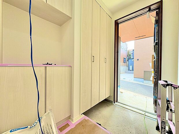 「行ってきます」と「ただいま」はこの玄関から始まります。(令和8年3月 撮影)