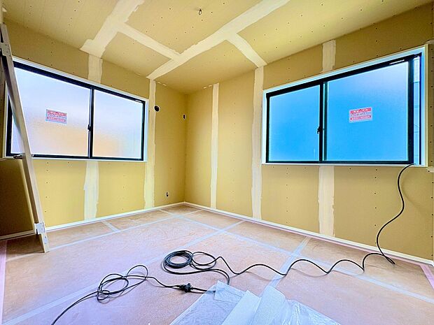 季節ごとに壁飾りや家具の配置を変えて楽しんでみませんか。(令和8年3月 撮影)