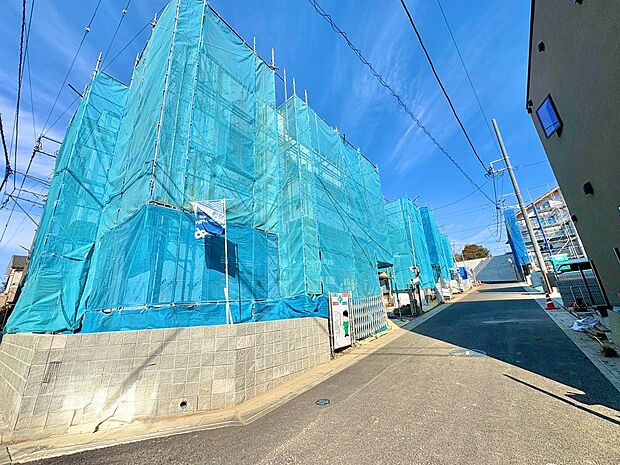 シャープなフォルムで佇む外観。(令和8年2月 撮影)