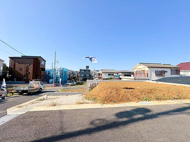 角地の1号棟です。20帖のＬＤＫは会話が楽しめる対面式キッチンを採用しました。(令和7年11月 撮影)