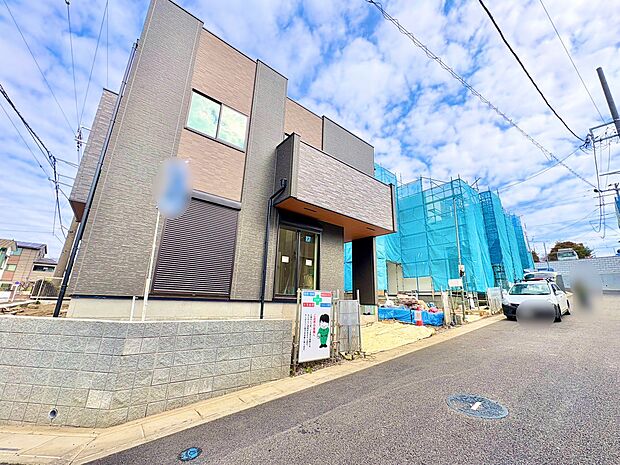 左側が当物件。ルーフバルコニーを設けた快適な邸宅。(令和8年3月 撮影)