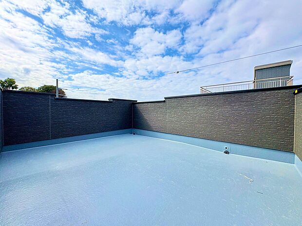 アウトドア空間としても過ごせる屋上バルコニー付きの邸宅。