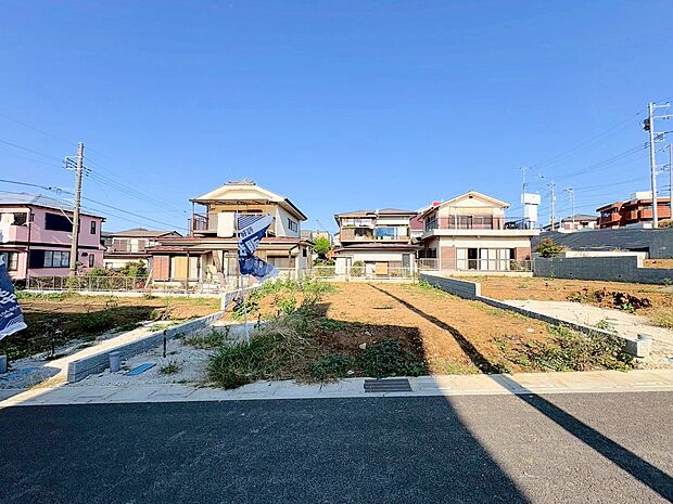 南側5m公道に面した2号棟です。(令和7年11月 撮影)