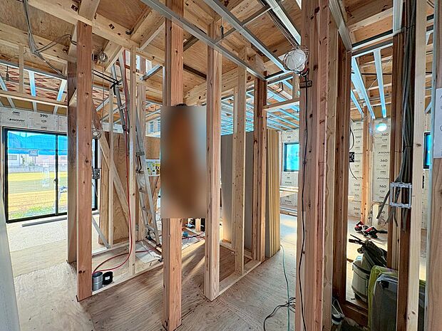 キッチンからリビング全体を見渡せ、お料理中も会話が弾みます。(令和7年11月 撮影)