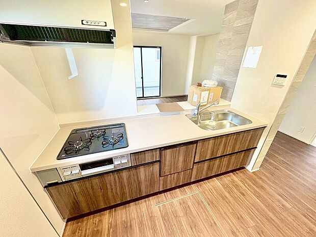 明るい自然光が入る作業スペースを多くとったキッチン。