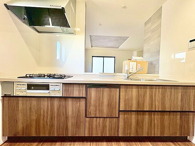 収納も多く、大きな鍋やフライパン、調味料などもスッキリ片付きます。