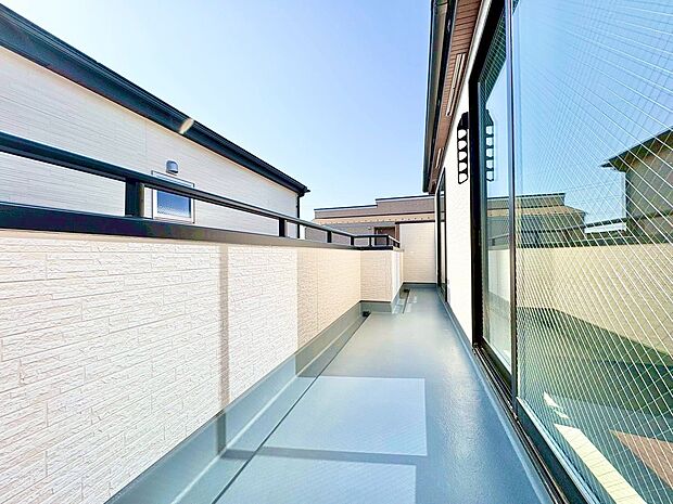 たくさんの日差しと風を受け洗濯物もすぐに乾きそうですね。