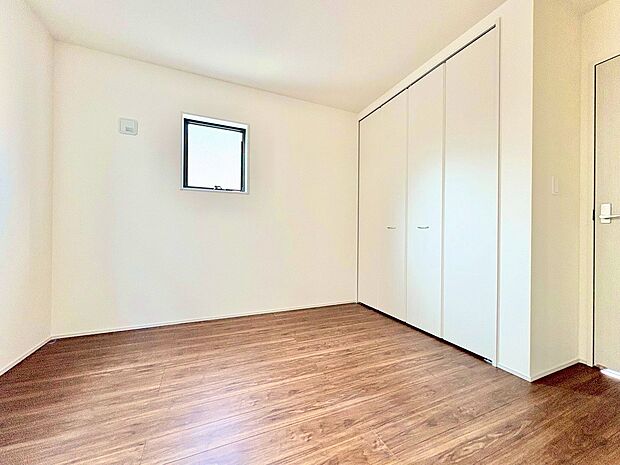 リビングと続き間の洋室です。