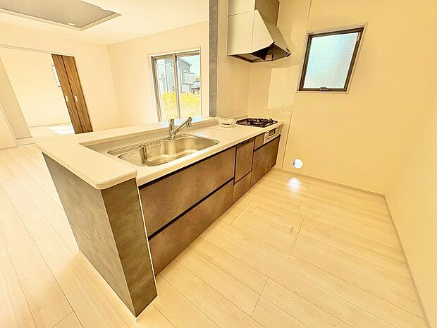 明るい自然光が入る作業スペースを多くとったキッチン。