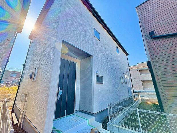 与野駅徒歩17分の立地。小学校まで徒歩5分でお子様の通学も安心。(令和7年11月 撮影)