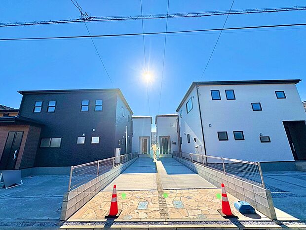 奥の右側が当物件。カースペースに2台駐車可能です。