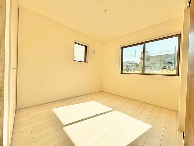 リビングと続き間の洋室です。玄関ホールからも行き来できます。