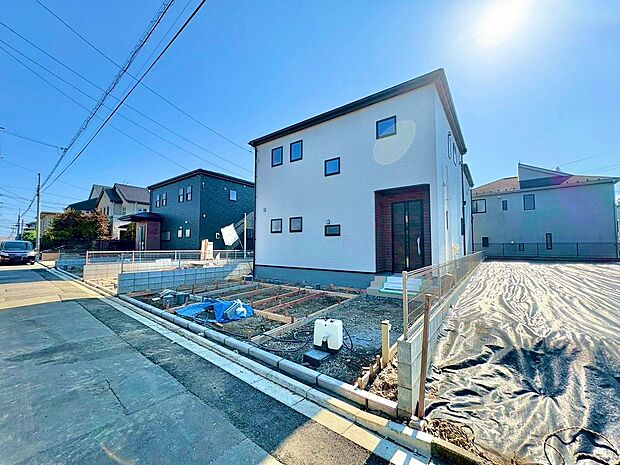 室内には豊かな陽光が注ぎ込み、爽やかな住空間を演出。(令和7年11月 撮影)