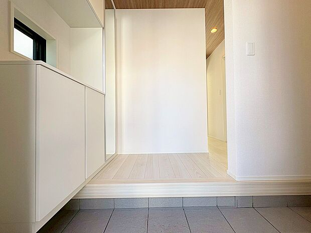 「行ってきます」と「ただいま」はこの玄関から始まります。