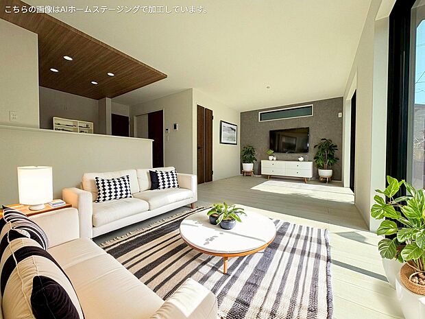 南東向きで明るいリビング空間。※現況の物件写真に、CGによる画像処理がされています。
