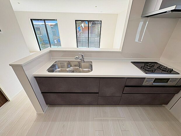 収納も多く、大きな鍋やフライパン、調味料などもスッキリ片付きます。