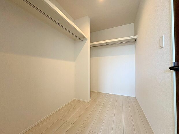 洋室と廊下から行き来できるWICです。